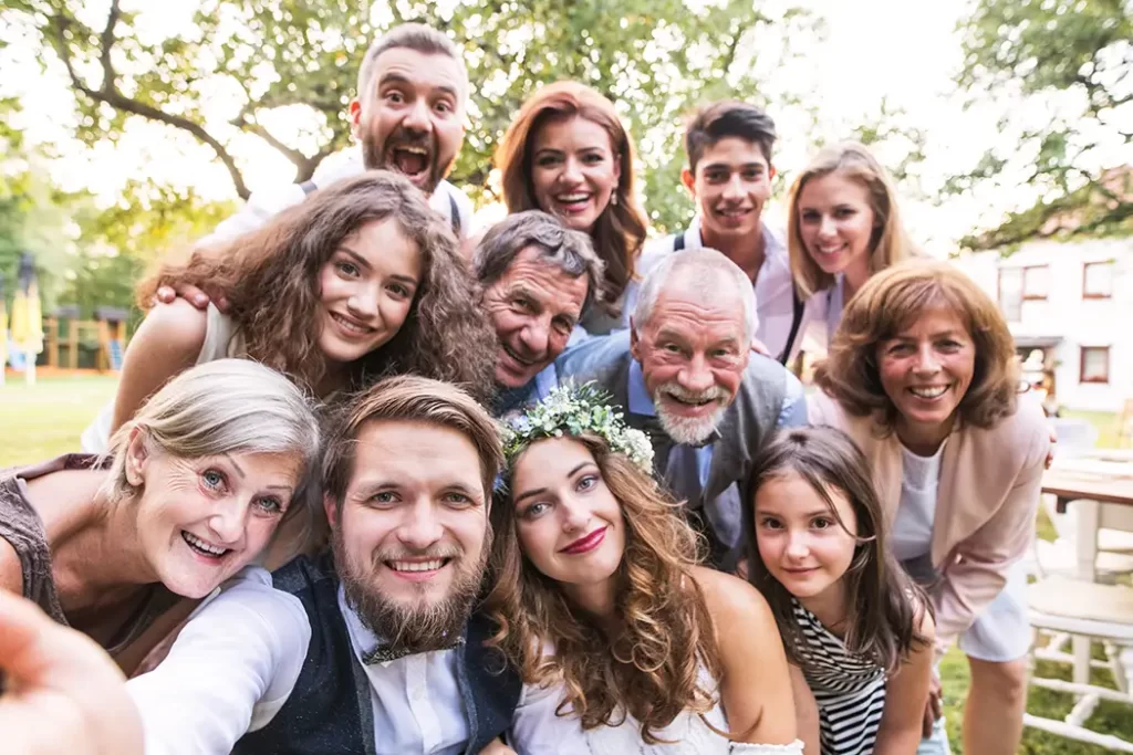 invitati matrimonio fanno un selfie con gli sposi