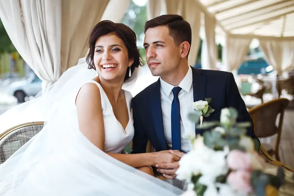 neo sposi al ricevimento che sorridono