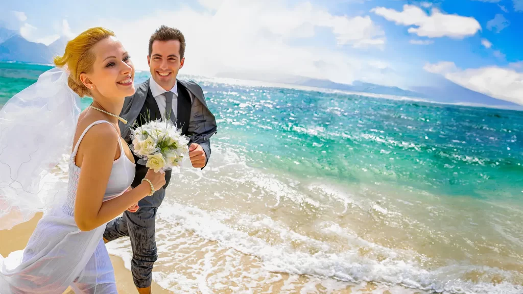 sposi che corrono sulla spiaggia di paestum